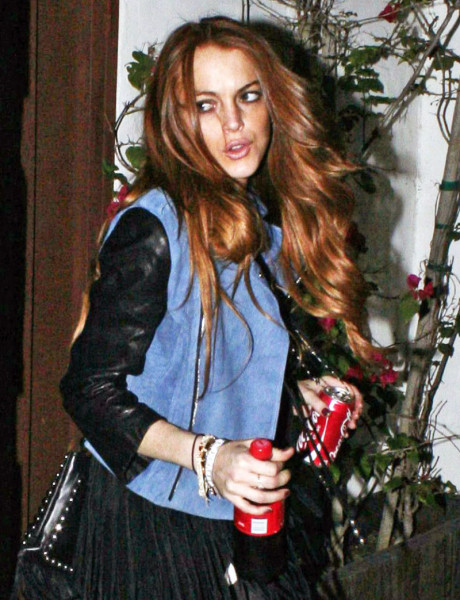 Desperate For A Coke Fix Lindsay Lohan Runs From