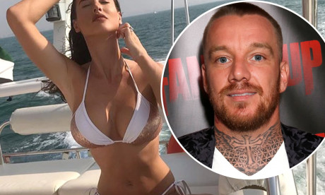 Jamie O Hara Leaves A Lewd Comment Under Bikini Snap Of Jermaine Pennant S Wife Alice Goodwin Daily Mail Online