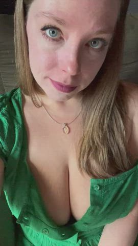 giant boobs Blue Eyes MILF Porn GIF