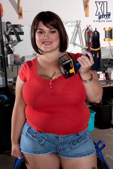 Bbw Lisa Canon Whips Out Her Huge Breasts In Her Man S Tool Shop Pornpics Com