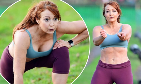 Apprentice Star Amy Anzel 48 Shows Off Her Abs In A Sports Bra During Park Workout Daily Mail Online